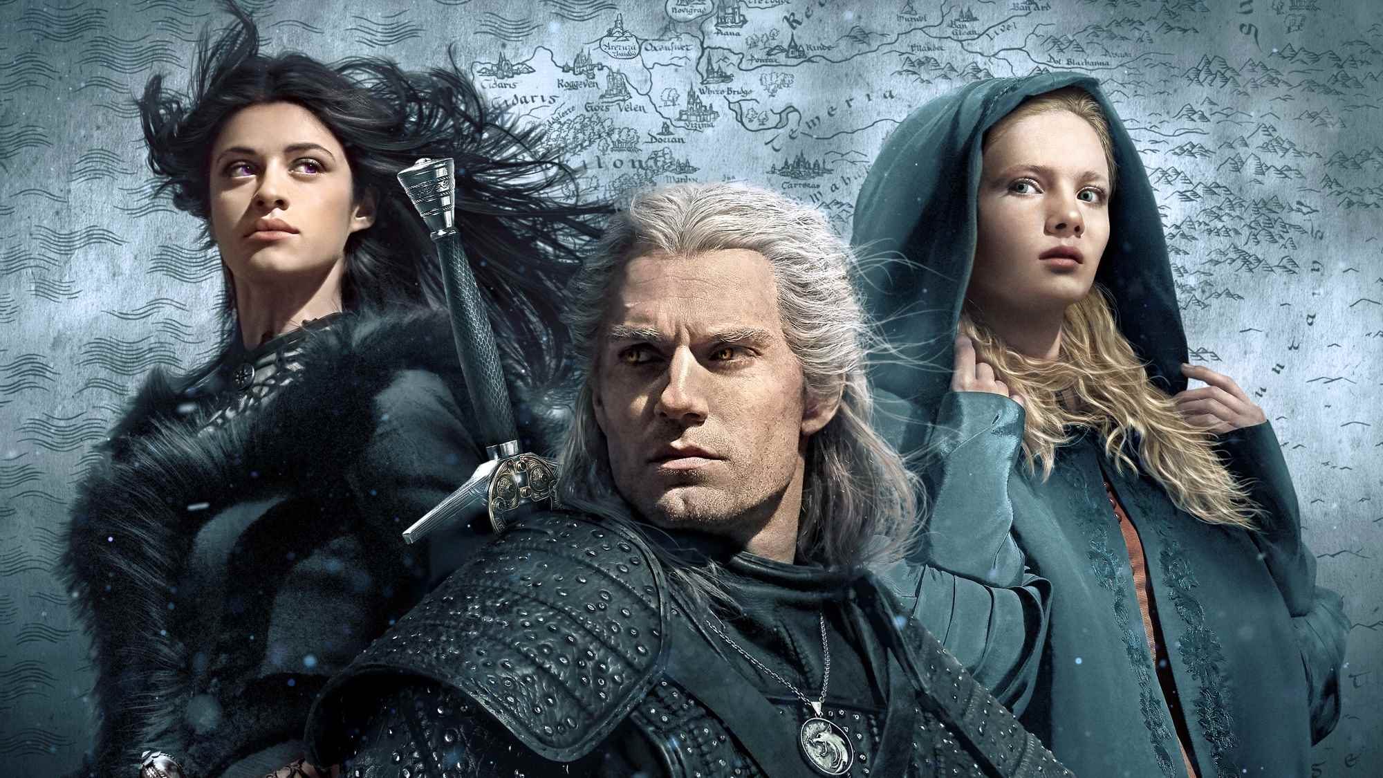 (Soldan sağa) The Witcher'ın gösteri sanatında Vengerberg'li Yennefer rolünde Anya Chalotra, Rivialı Geralt rolünde Henry Cavill ve Ciri rolünde Freya Allan