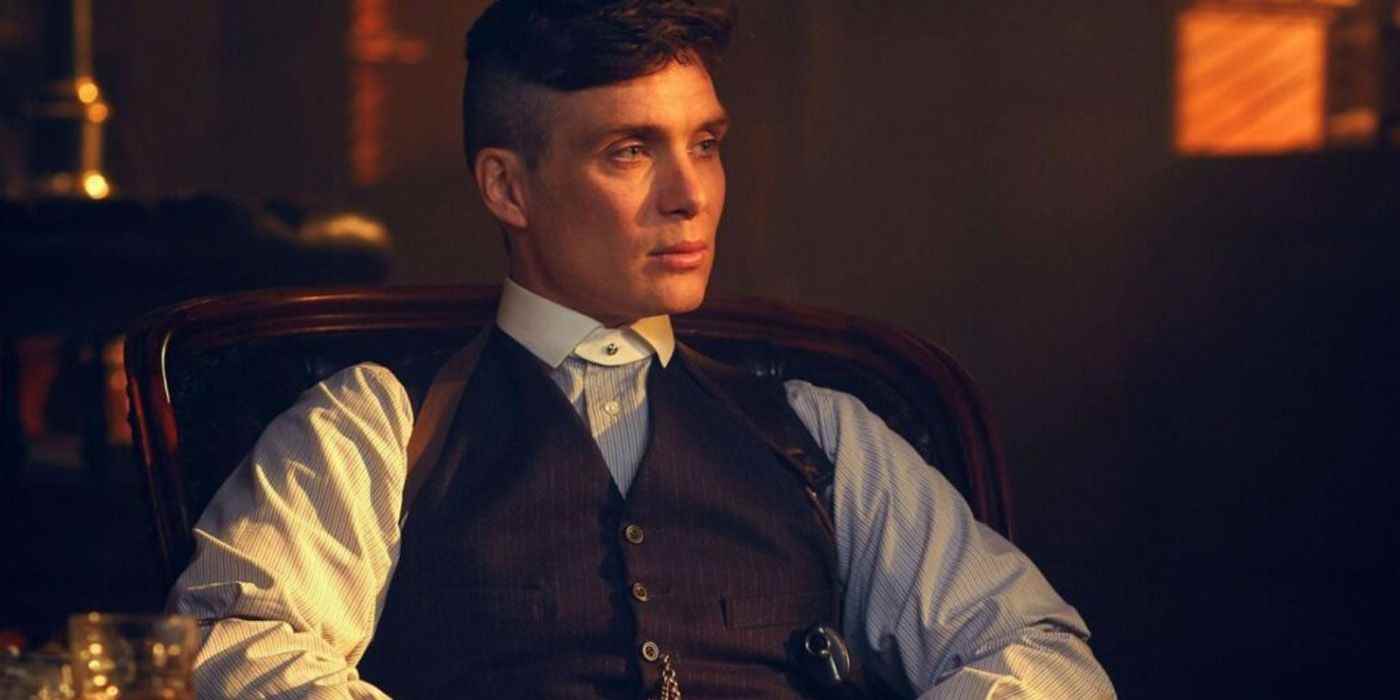 Peaky Blinders'ta bir sandalyede oturan Tommy Shelby.