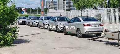 Lada Vesta NG'nin resmi galası için her şey hazır.  Arabalar bir sunum için Togliatti'den St. Petersburg'a gitti, fiyatı yakında açıklamalılar