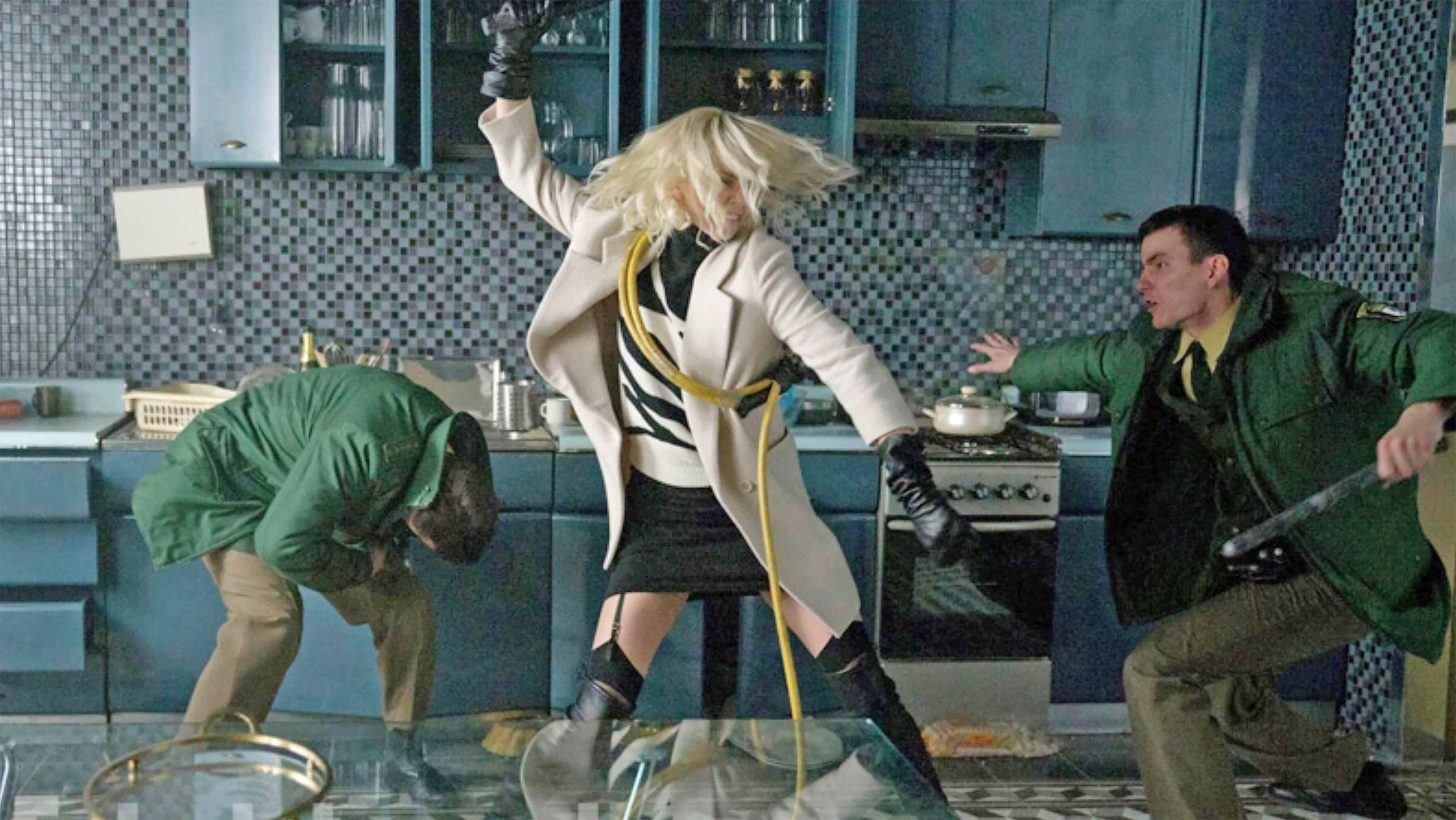 Charlize Theron, Lorraine Broughton rolünde Atomic Blonde'ta önünde ve arkasında erkeklerle savaşıyor