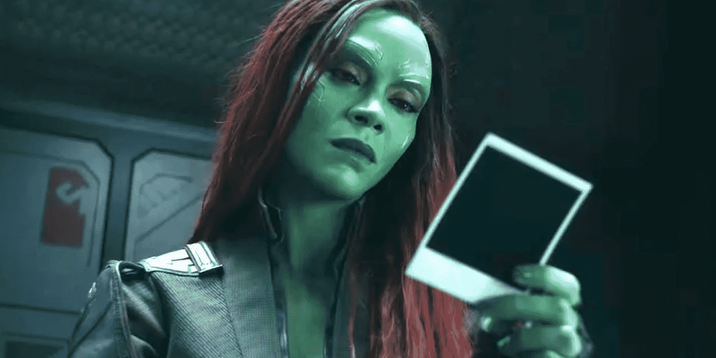 gamora gotg 3'te polaroid'e bakıyor