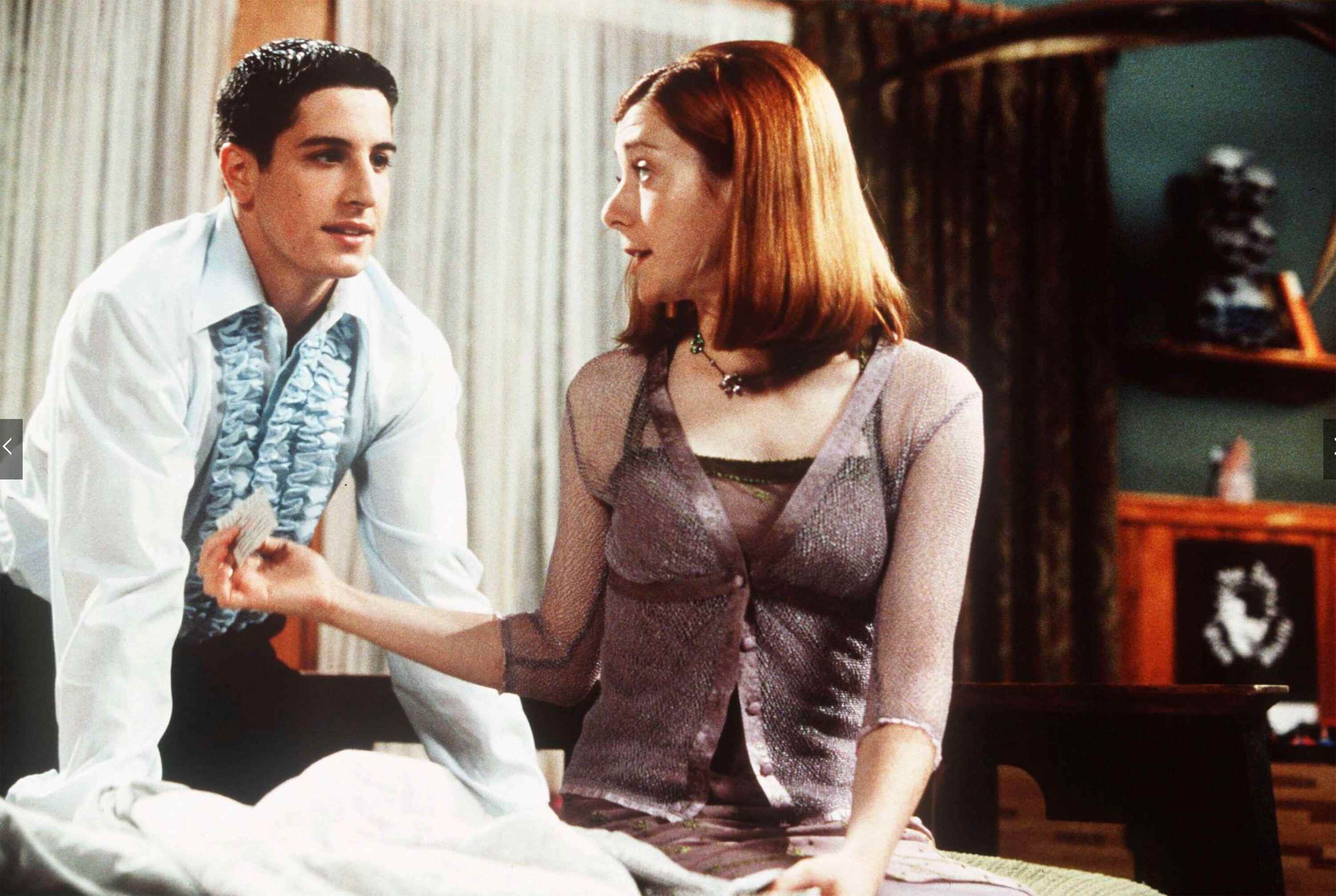 (R, L) Michelle (Alyson Hannigan) Amerikan Pastası'nda Jim'e (Jason Biggs) bir prezervatif uzatıyor