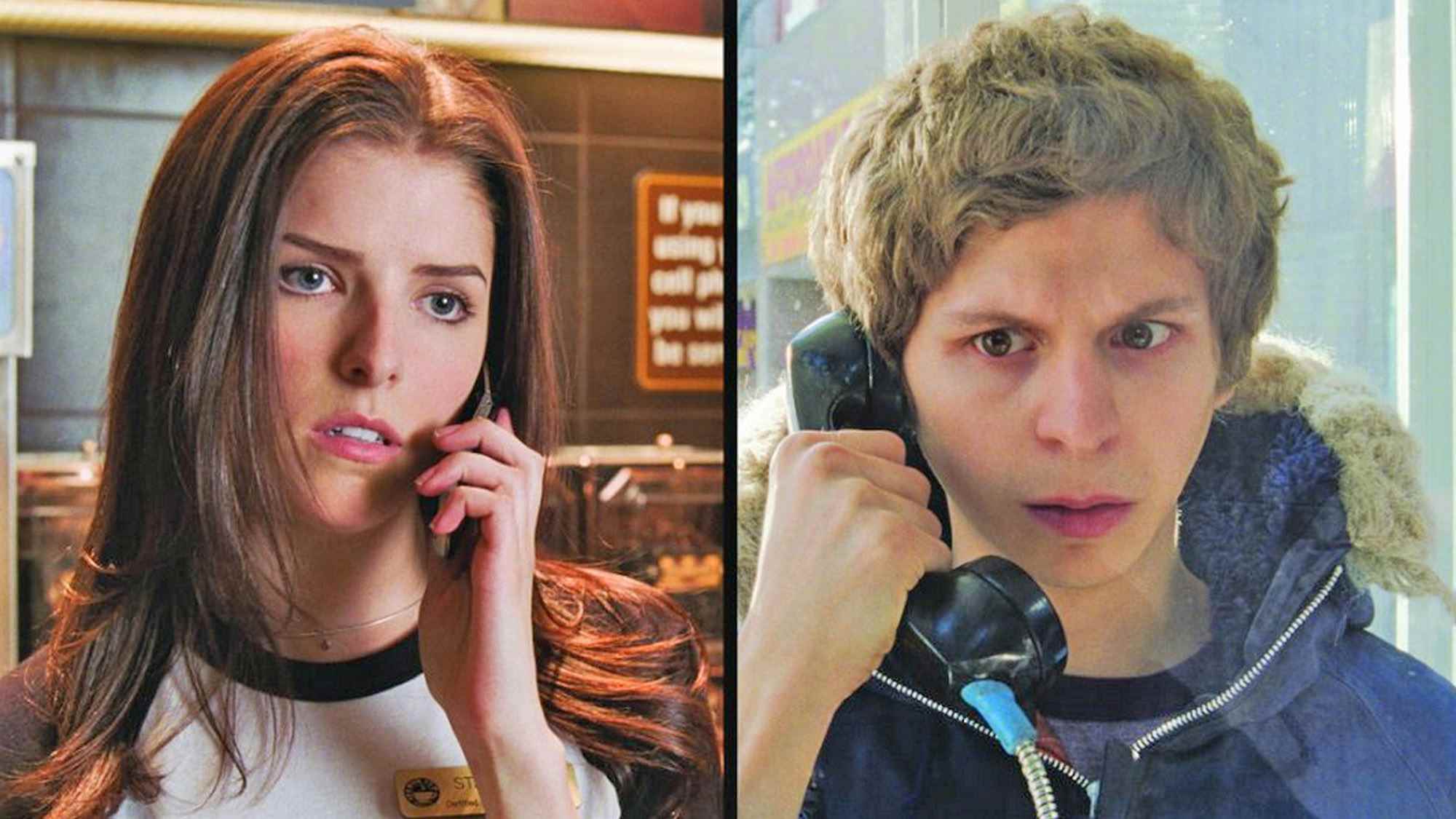 (Solda, Sağda) Scott Pilgrim Dünyaya Karşı'da Stacey Pilgrim rolünde Anna Kendrick ve Scott Pilgrim rolünde Michael Cera telefonda konuşurken