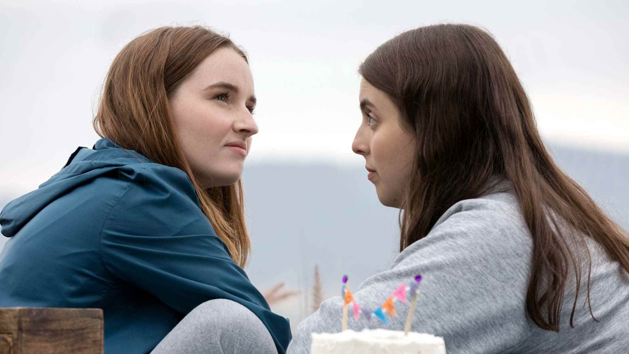 Booksmart'ta (Sol, Sağ) Amy (Kaitlyn Dever) ve Molly (Beanie Feldstein)