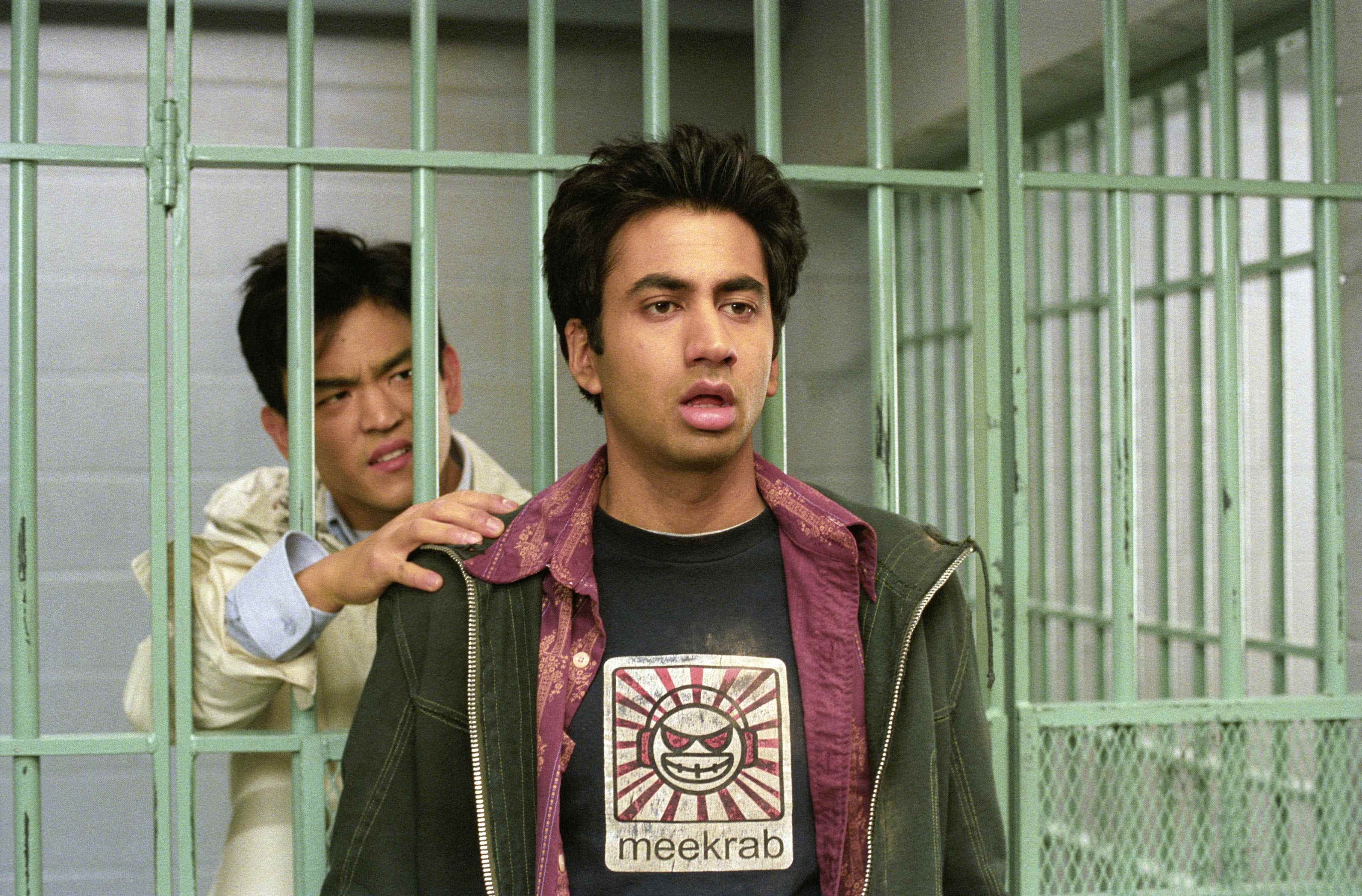 (Sol, Sağ) Harold rolünde John Cho, Harold & Kumar Go to White Castle'da Kumar olarak Kal Penn'e dokunmaya çalışıyor