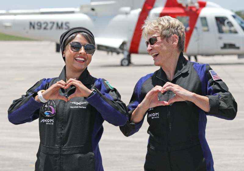 Suudi Arabistan'dan Axiom Mission 2 uzmanı Rayyanah Barnawi (solda) ve BM'den komutan ve eski NASA astronotu Peggy Whitson
