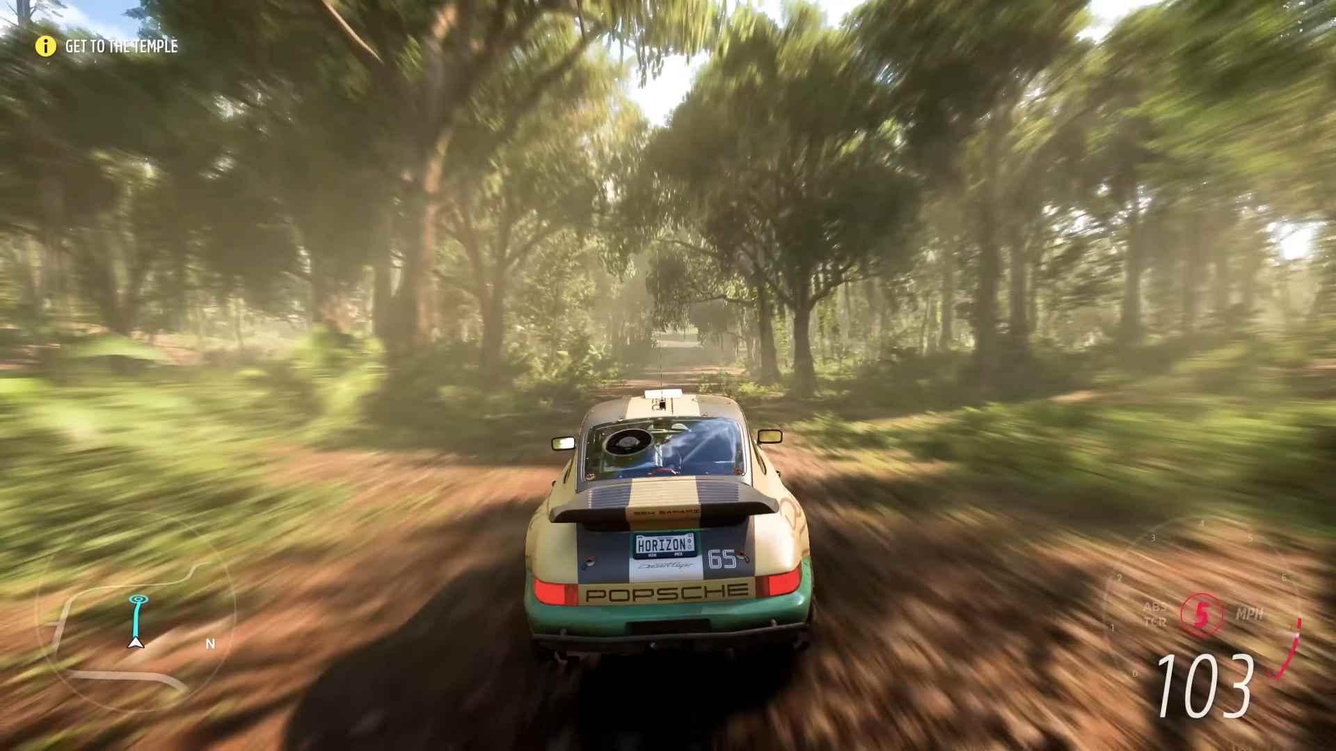 En iyi platformlar arası oyunlar: Forza Horizon 5. Resimde, bir ormanın içinden geçen bir araba gösteriliyor.