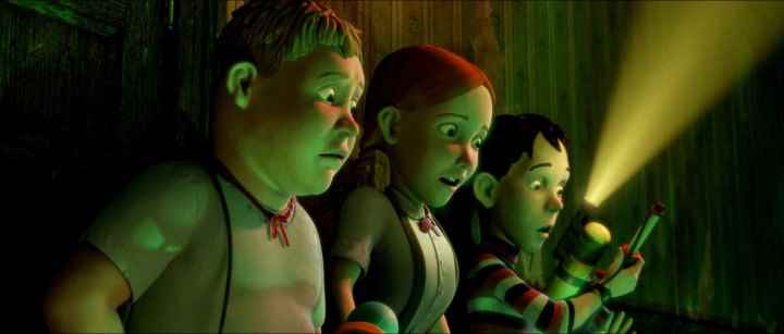 Monster House'da üç çocuk korkmuş görünüyor.