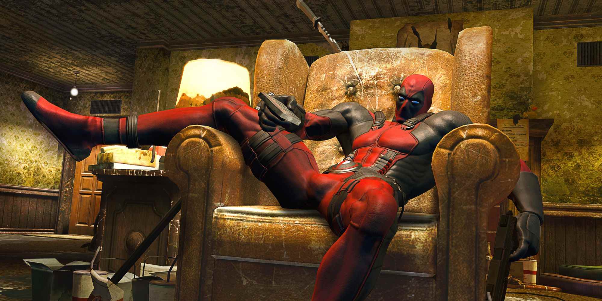 Deadpool eskimiş bir koltuğa uzanıyor