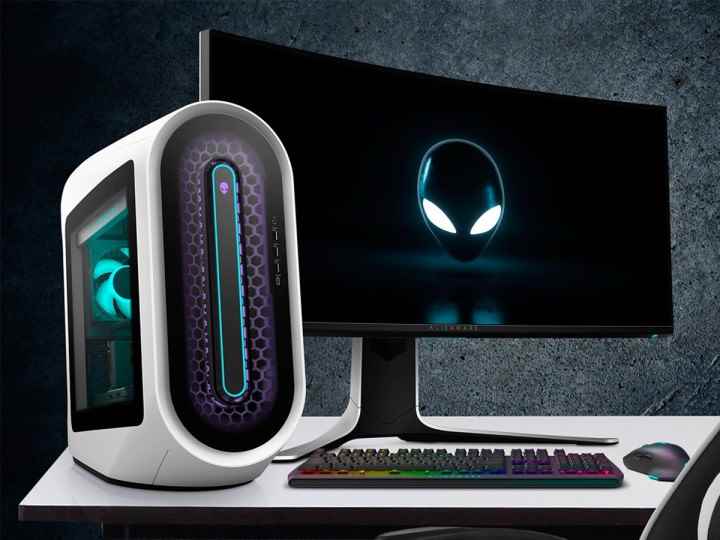 Alienware Aurora R15 masaüstü oyun bilgisayarı ve masa üzerinde bir oyun monitörü.