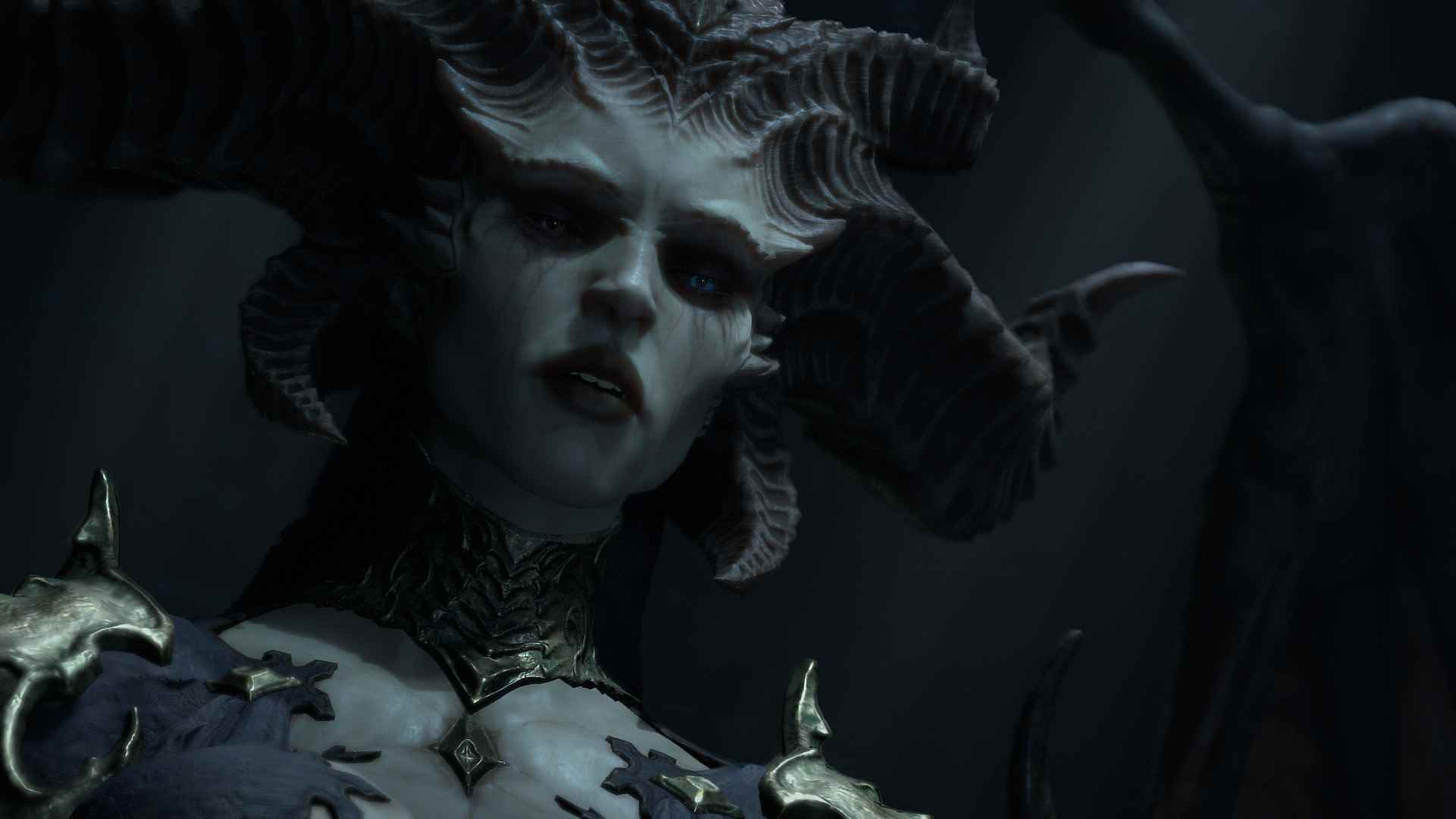En iyi Diablo 4 ayarları: Lilith, karanlık bir odada birine acıyarak bakıyor
