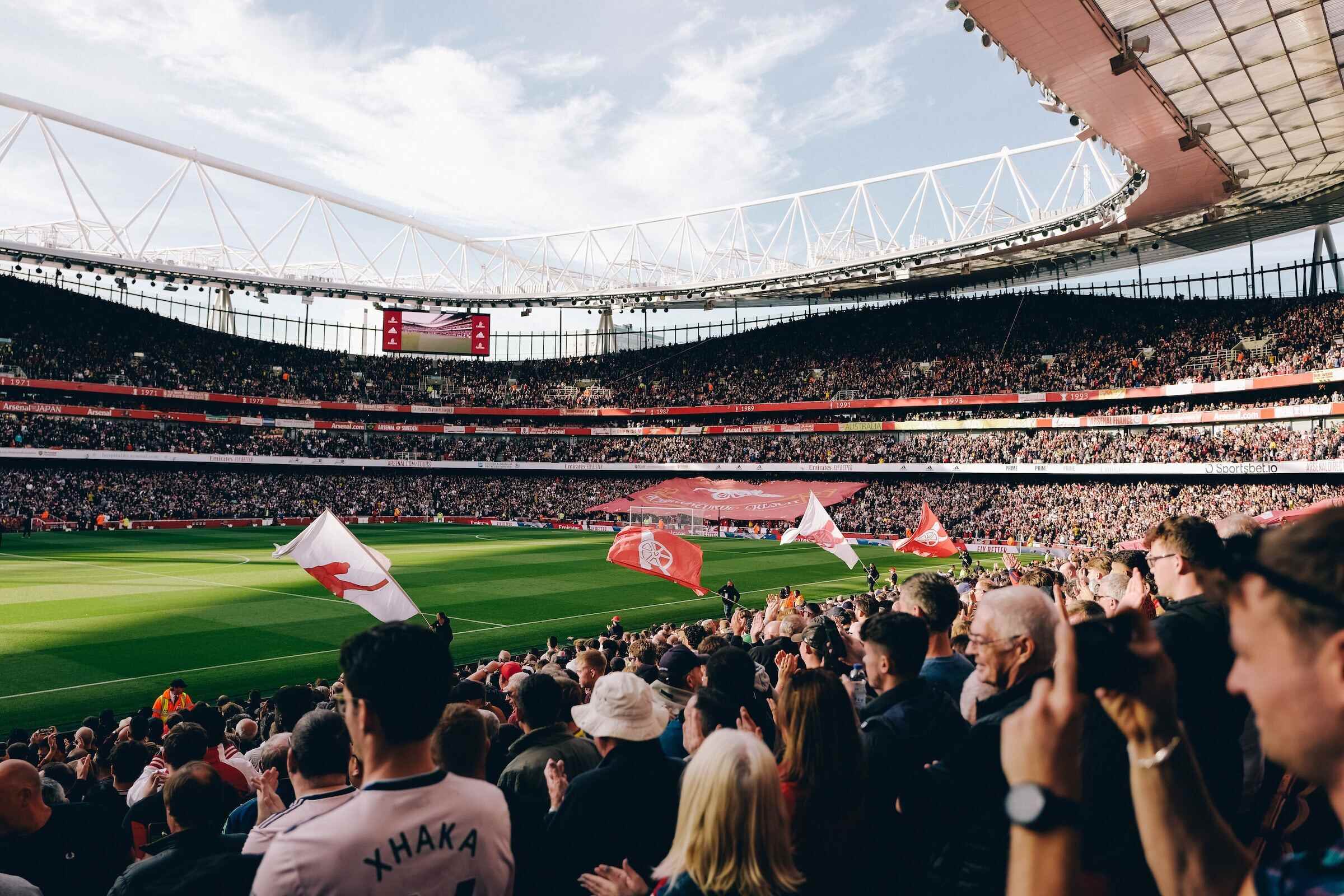 Ted Lasso, İngiliz futbolundan oldukça farklı bir oyun olan Amerikan futboluna koçluk yapıyor - Apple'ın çevrimiçi mağazası yakında size Ted Lasso "ürün"