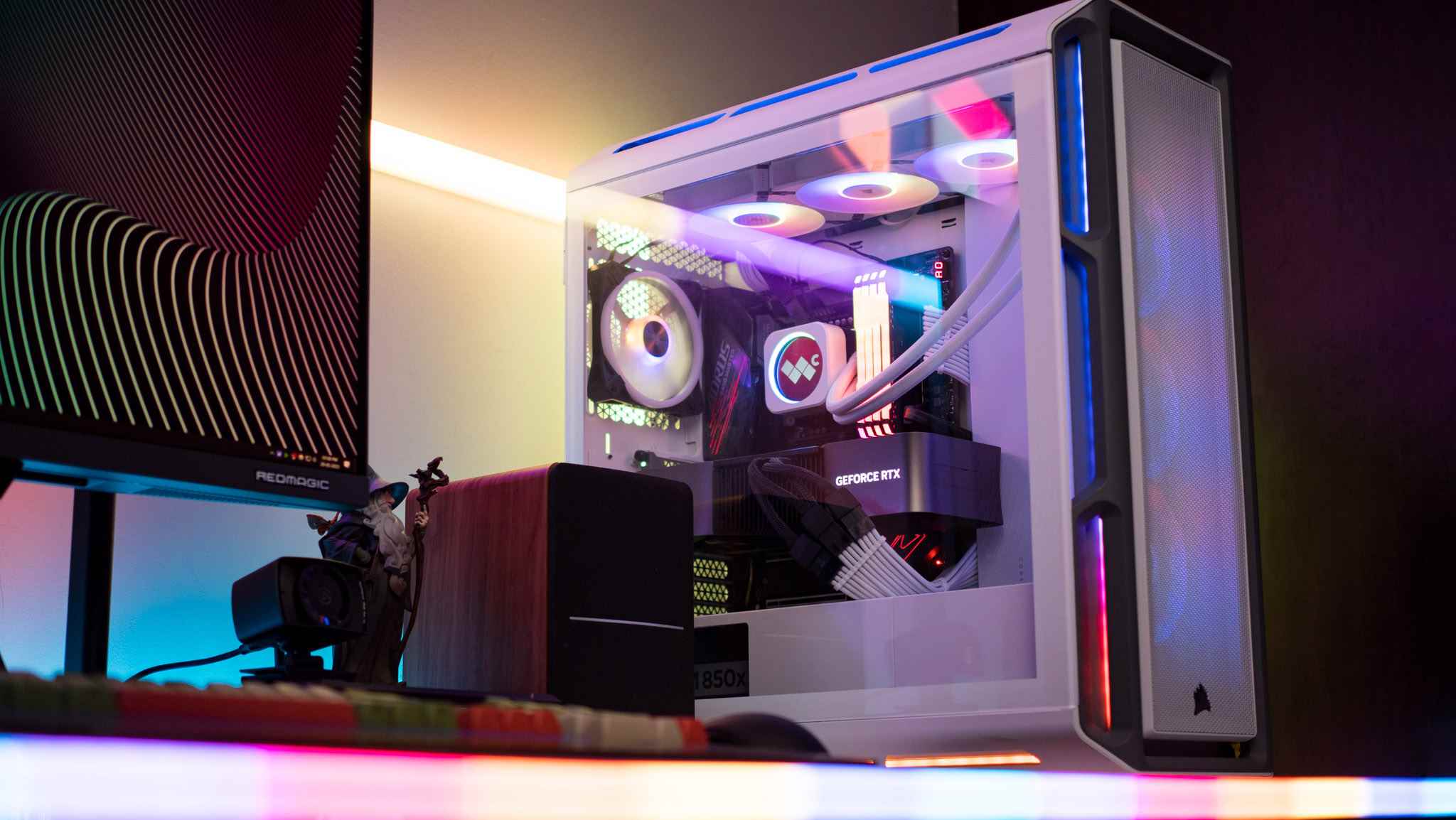 Dahili donanımın vurgulandığı Corsair iCUE 5000T RGB kasasının yandan görünümü