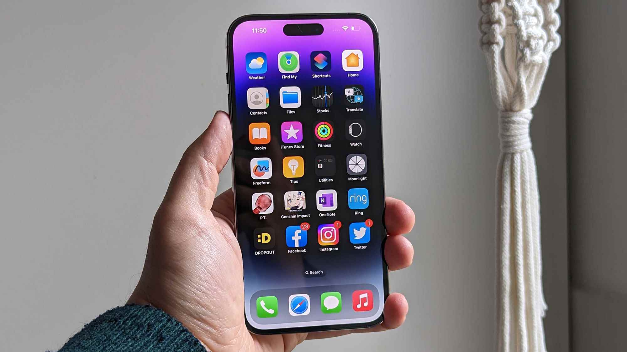 iPhone 14 Pro Max incelemesi önden düz elde taşınır