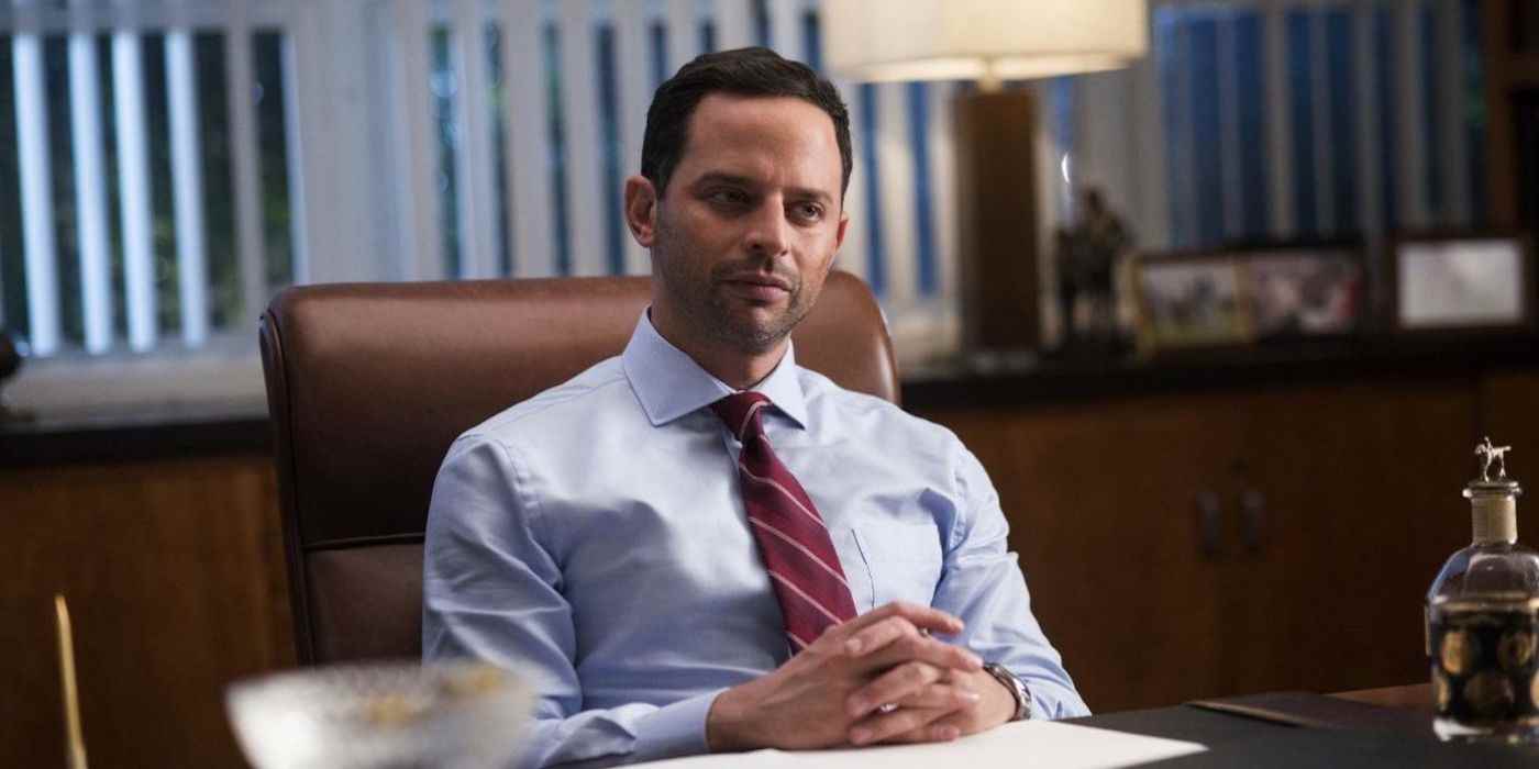 The League'de bir masanın arkasında oturan Nick Kroll'un resmi