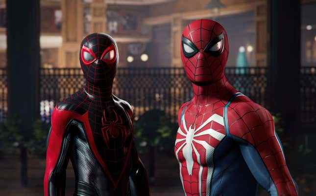 Marvel's Spider-Man 2'de Miles Morales ve Peter Parker.