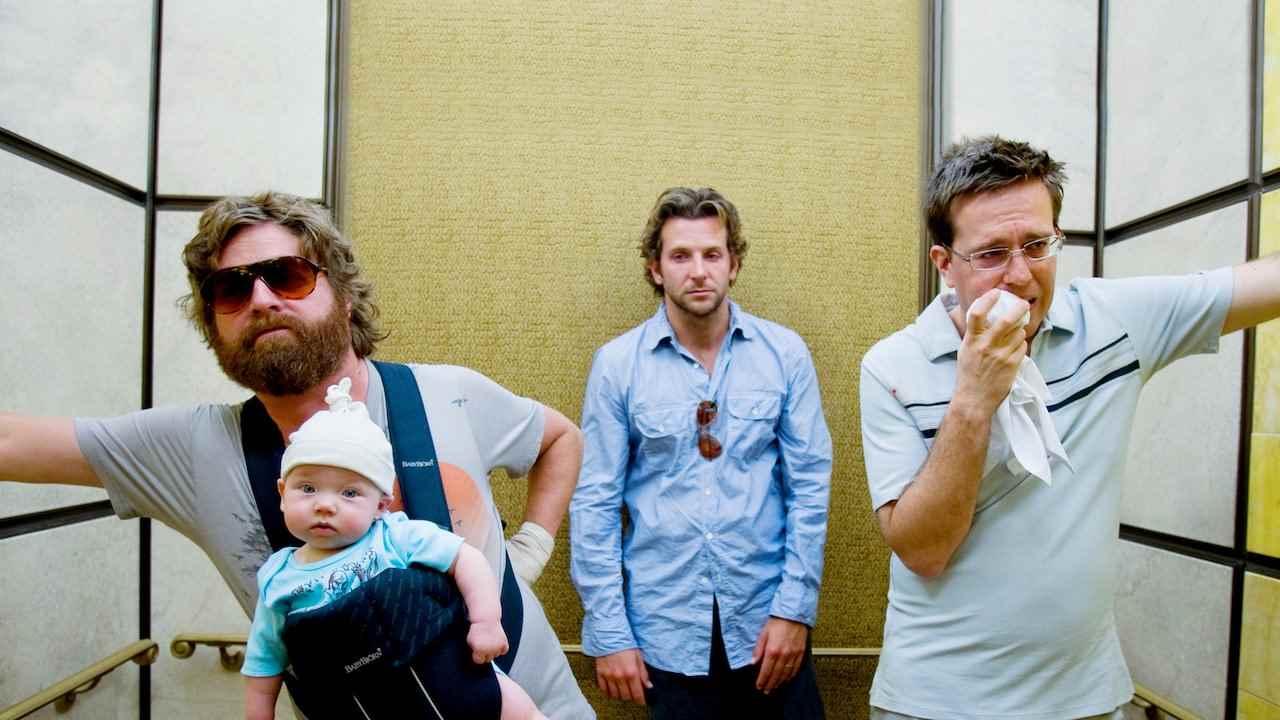 The Hangover'da asansörde Alan rolünde Zach Galifianakis (bebeği tutan), Phil rolünde Bradley Cooper ve Stu rolünde Ed Helms