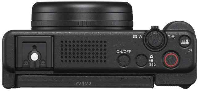 Sony ZV-1 II dijital kameranın üst kısmının yakın plan çekimi.