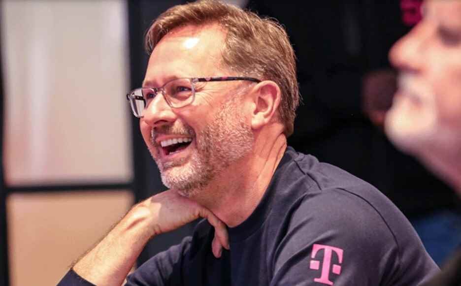 T-Mobile CEO'su Mike Sievert, firmasının faturalı telefon kayıp oranlarını iyileştirmek için AI kullanacağını söylüyor - T-Mobile CEO'su Sievert, operatörün işini geliştirmek için AI'yı nasıl kullanacağını açıklıyor