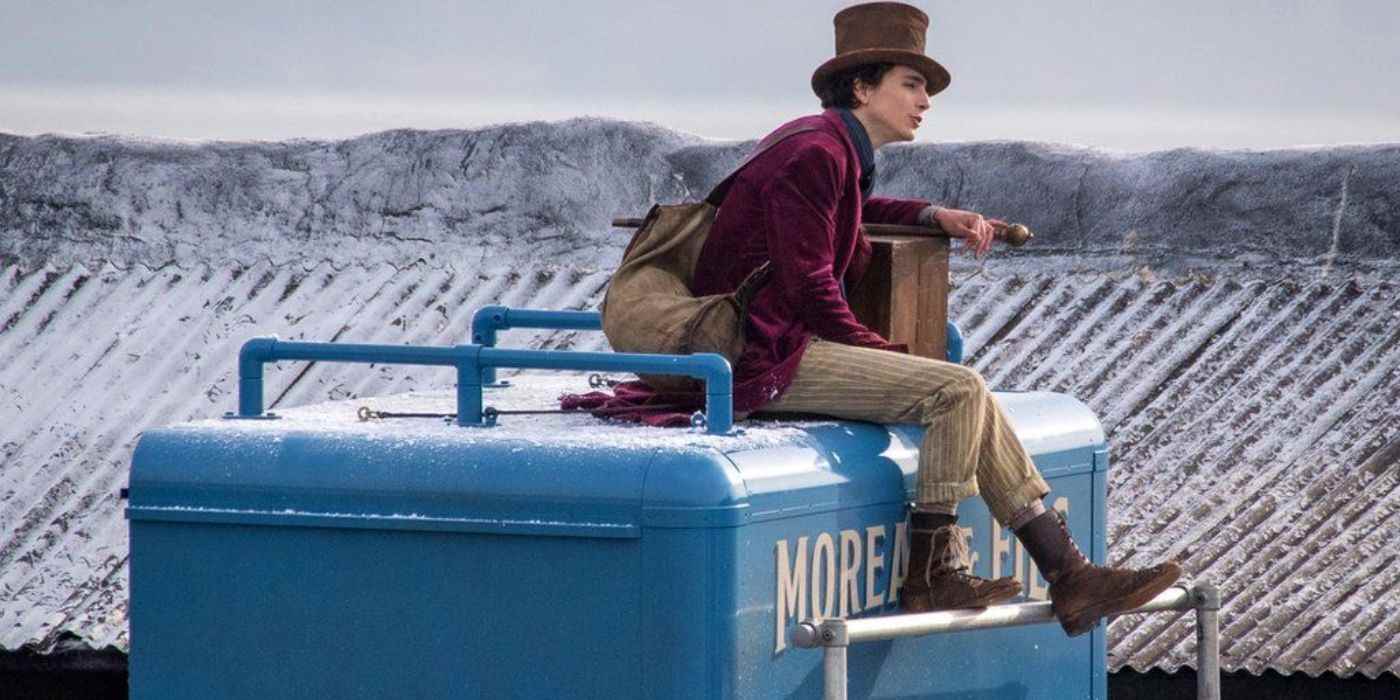 Timothee Chalamet, Wonka'da bir şeyin üzerinde oturuyor.