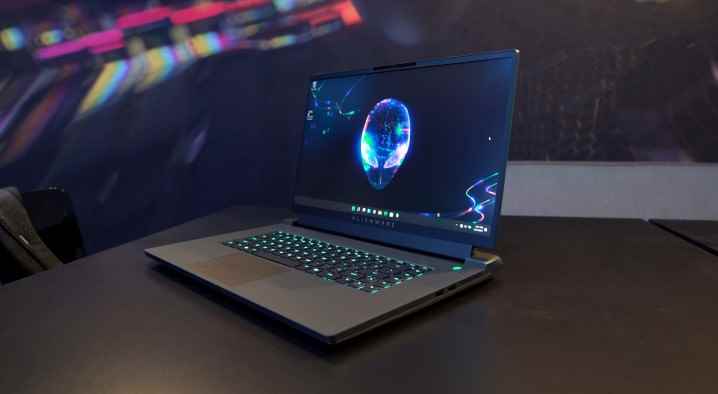 Bir masada oturan Alienware m17 R5 dizüstü bilgisayar.