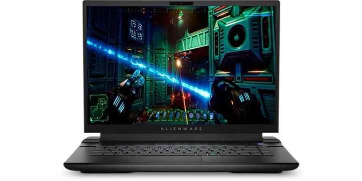 Beyaz arka planda Alienware m16 dizüstü bilgisayar.