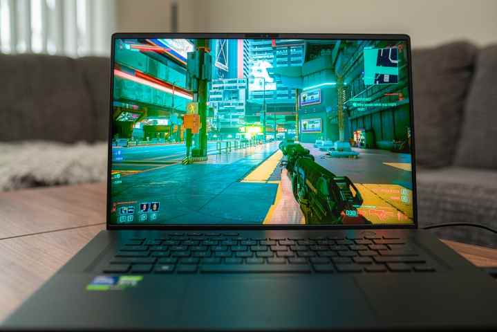 Asus ROG Zephyrus M16 bir masanın üzerine yerleştirildi.