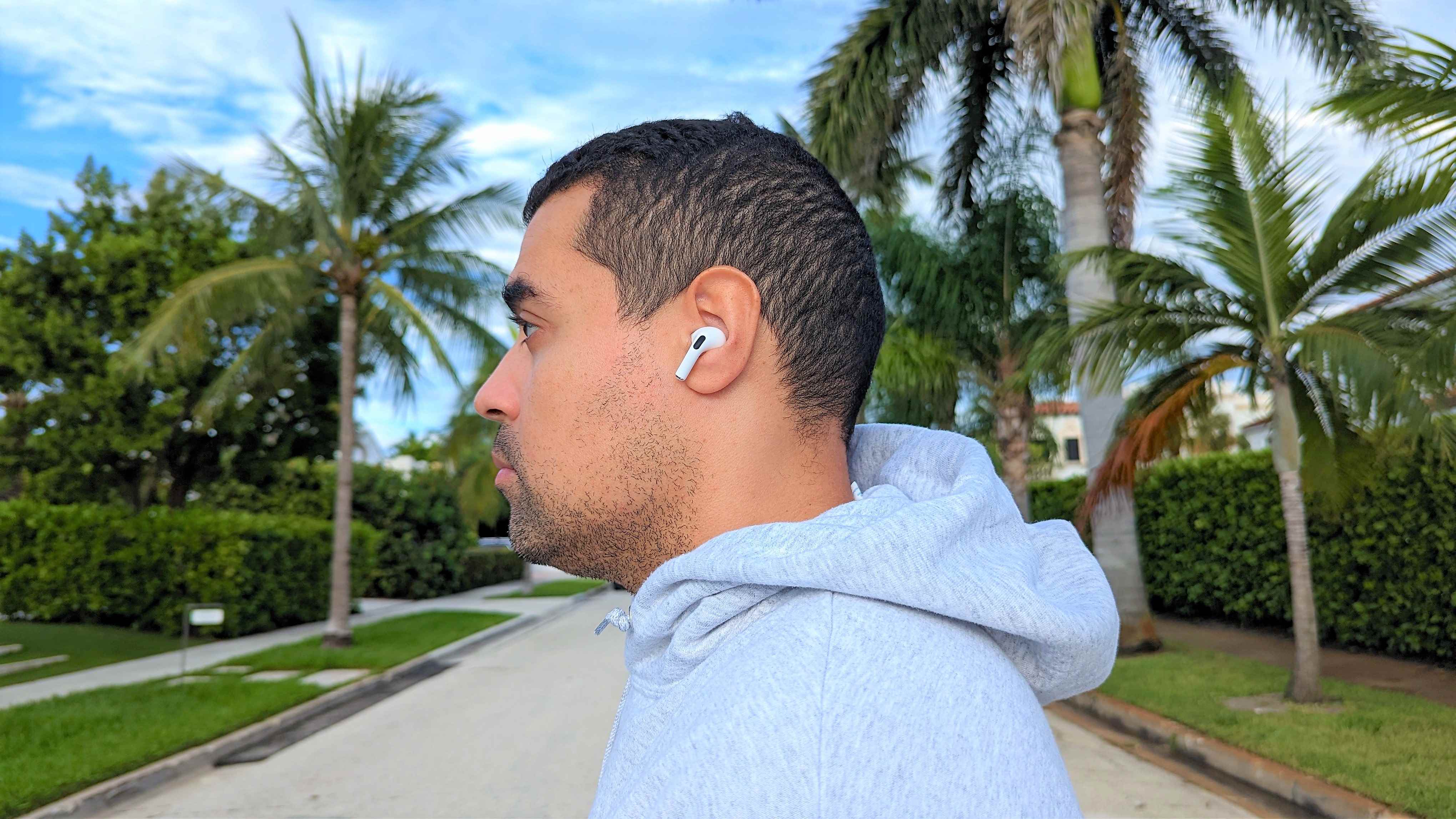 Koşuda Apple AirPods Pro 2 giyen yorumcu