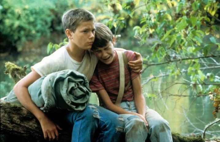 Stand By Me'de bir çocuk başka bir çocuğu tutuyor.