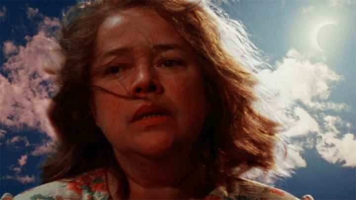 Dolores Claiborne'da bir kadın endişeli görünüyor.