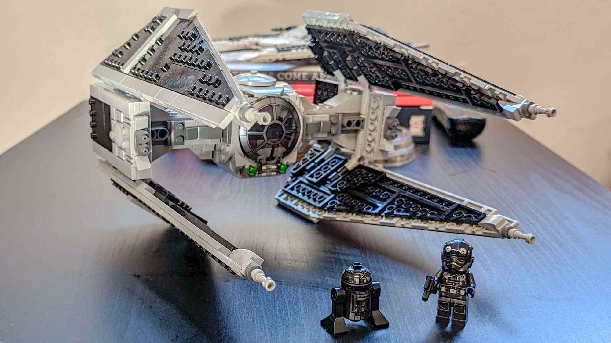 Mandalorian Star Wars Fang Fighter, TIE Interceptor setine karşı