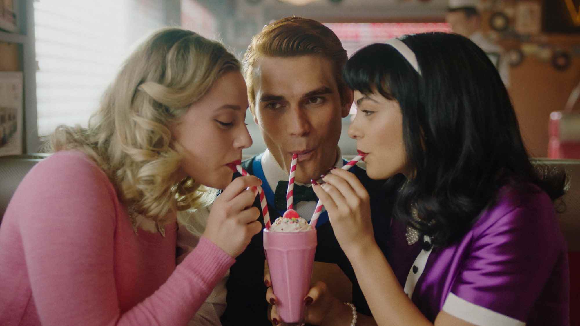 Lili Reinhart, KJ Apa ve Camila Mendes, Riverdale 6. sezon sonbahar finalinde rol alıyor