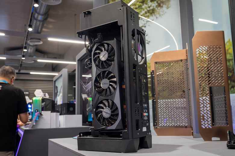 Mini-ITX ancak RTX 4090: Cooler Master, çok kompakt ama çok geniş bir NCore 100 Max kasasını tanıttı