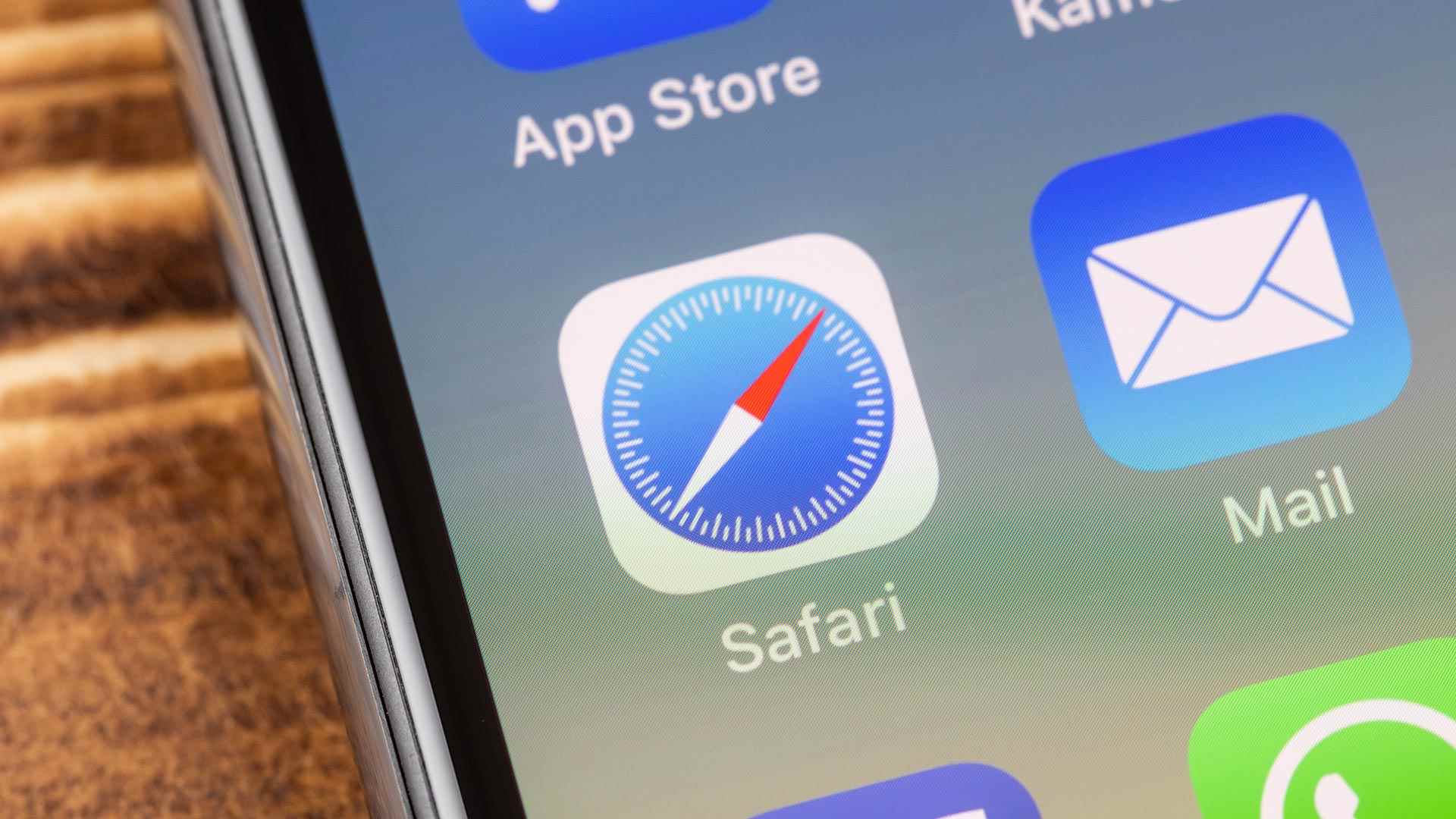 Ortada Safari uygulaması simgesini gösteren bir iPhone ekranı görüntüsü