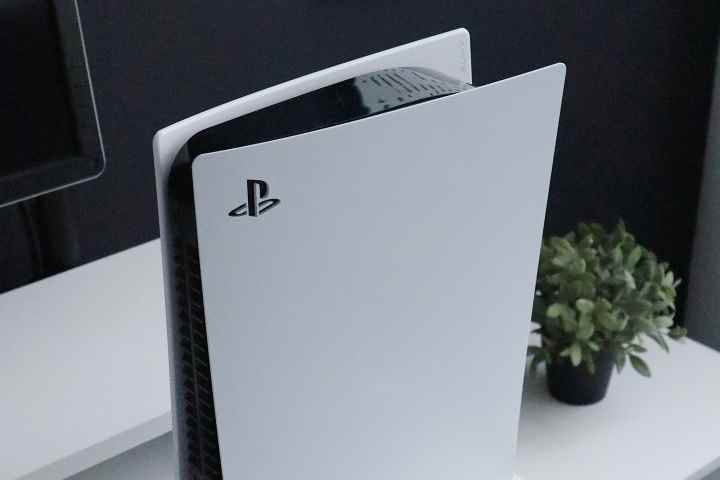 Dik duran Playstation 5 sistemi.