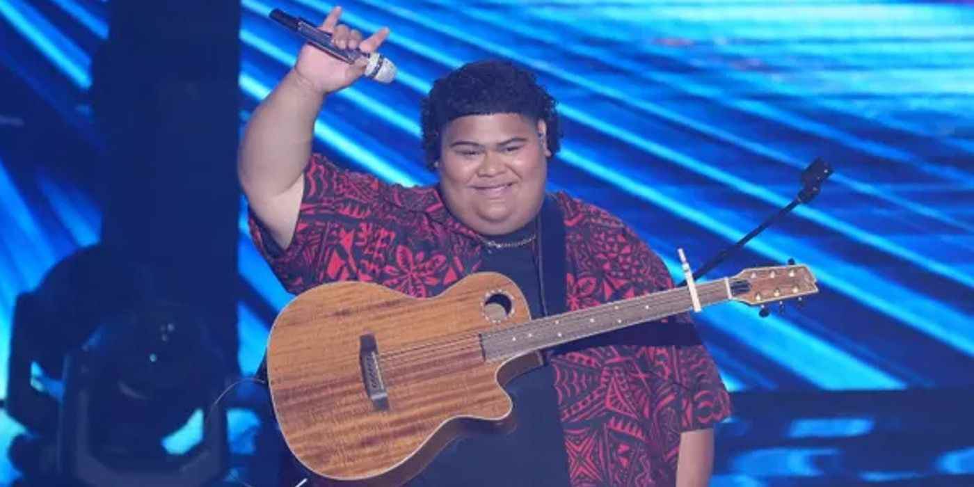 American Idol Iam Tongi Kazanan gitarla gülümsüyor