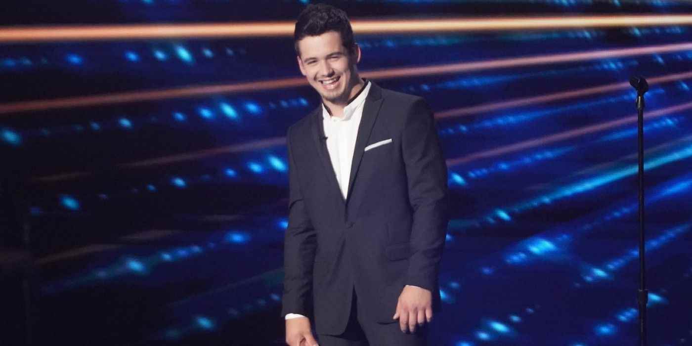 American Idol'de kalabalığa gülümseyen Noah Thompson