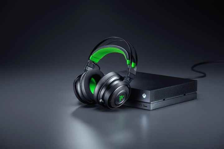 Razer Nari Ultimate bir Xbox One'da yatıyor.