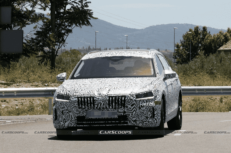 Test sırasında çekilen yepyeni Skoda Superb 2024