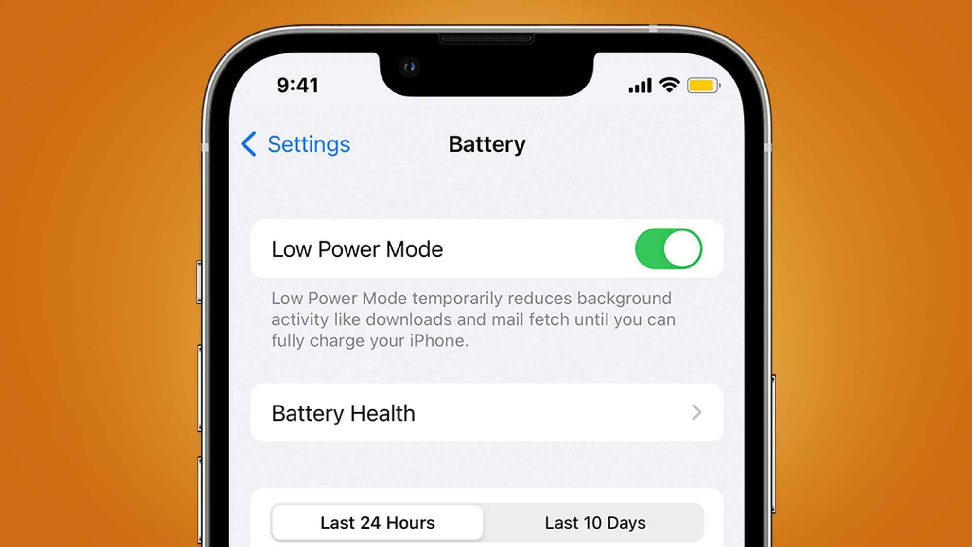 Ayarlarda Düşük Güç Modunu gösteren turuncu bir arka plan üzerinde bir iPhone