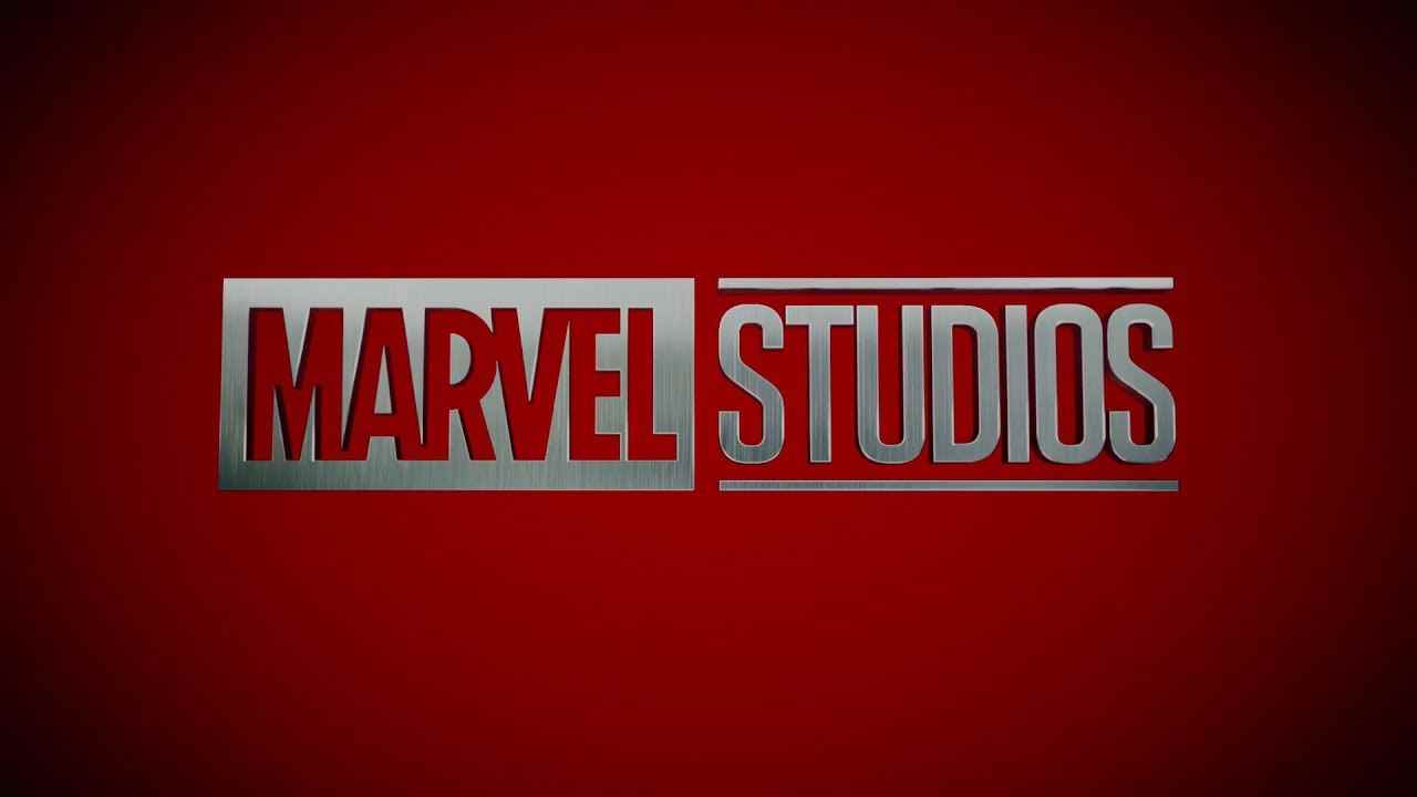 Kırmızı bir arka plan üzerinde gümüş yazıya sahip Marvel Studios resmi logosunun ekran görüntüsü