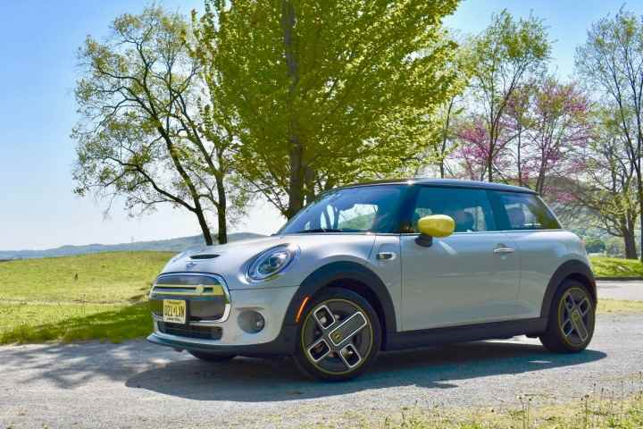 Gümüş renkli 2020 Mini Cooper SE.