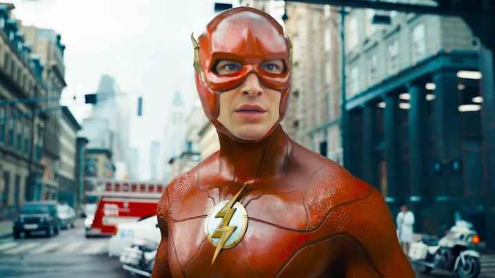 Flash giysili Barry Allen.