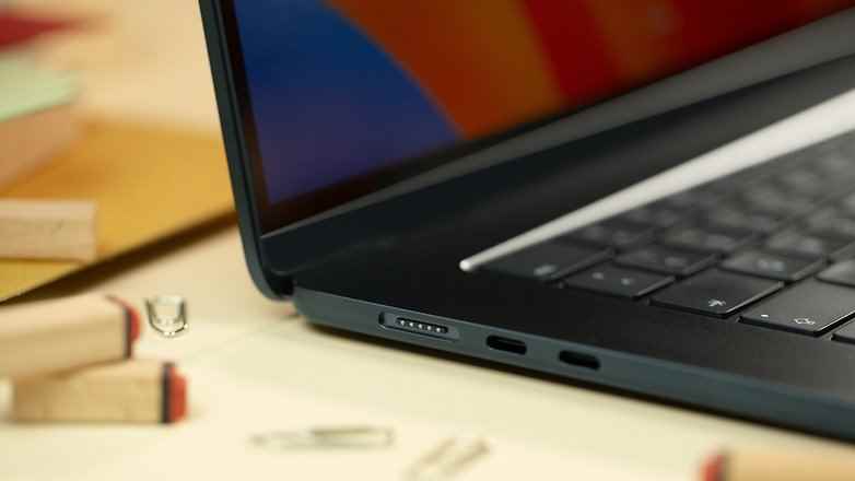 MacBook Air M2 15'' bağlantıları: İki Thunderbolt bağlantısı ve bir Magsafe bağlantısı