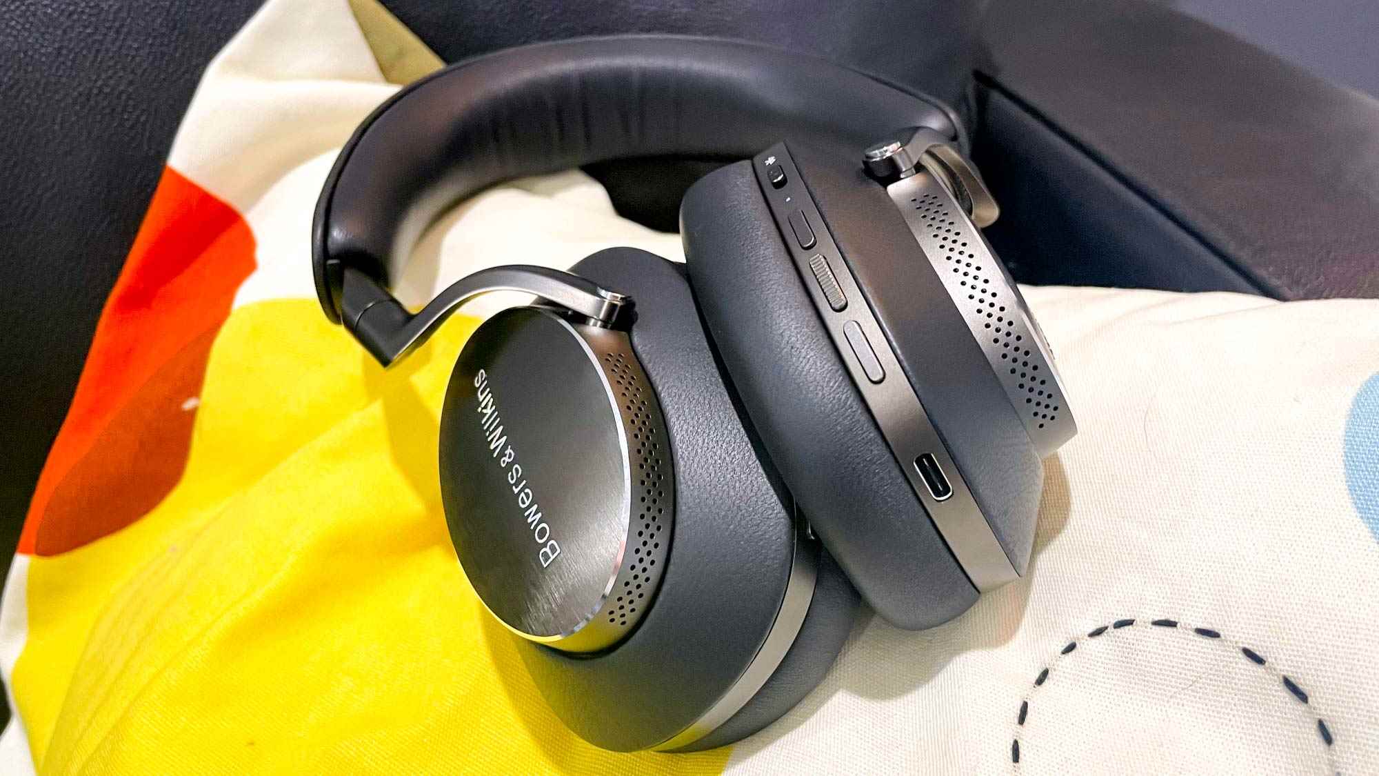 Bir masa üzerinde Bowers & Wilkins Px8