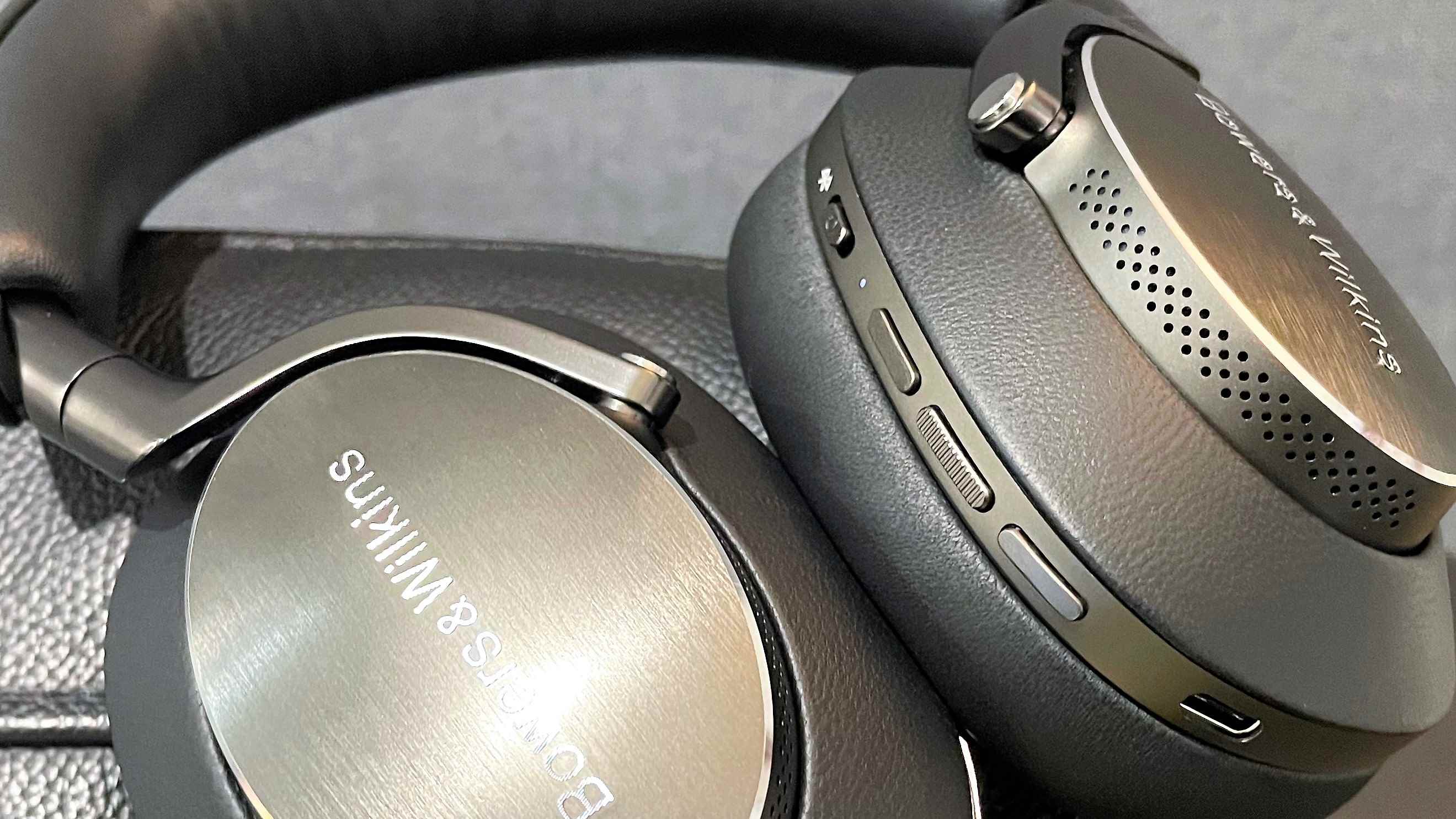 Kontrol düğmelerini ve yapı kalitesi ayrıntılarını gösteren siyah Bowers & Wilkins Px8