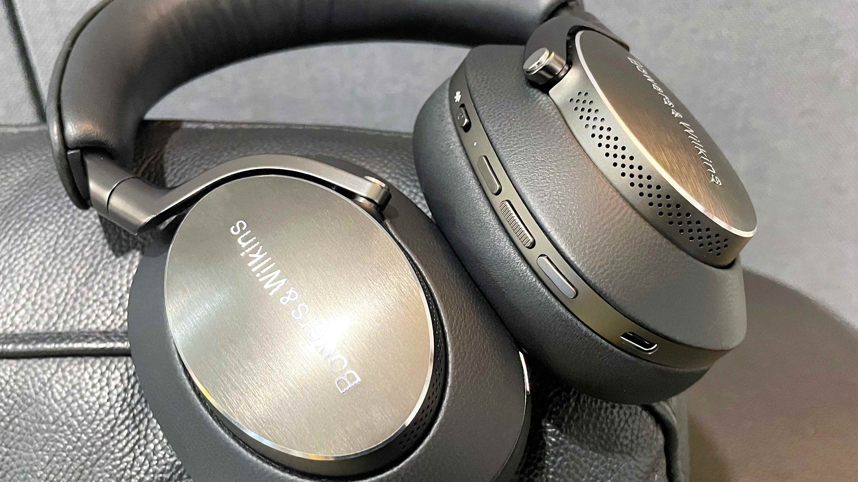 Bowers & Wilkins Px8 kulaklık ve siyah deri koltuk