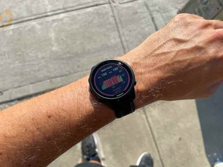 Kalp atış hızı bölgelerini gösteren Garmin Forerunner 955 Solar saat.