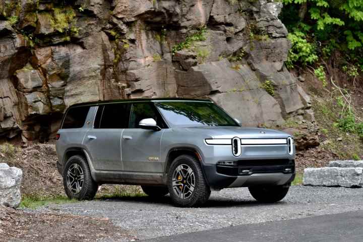 2022 Rivian'ın kayalık bir zeminde önden dörtte üç görünümü. 