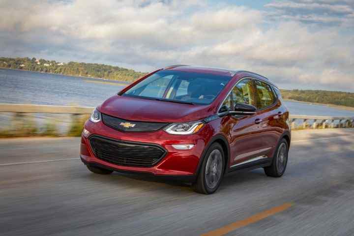 Kırmızı bir 2019 Chevrolet Bolt EV. 